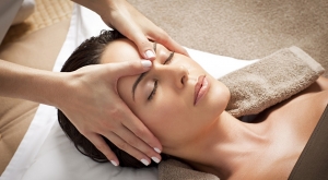 Rosto abatido com olheiras? Revitalize sua pele com massagem facial.